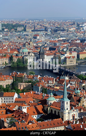 Blick auf die Karlsbrücke und der Prager Altstadt, UNESCO-Weltkulturerbe, Tschechische Republik, Europa Stockfoto