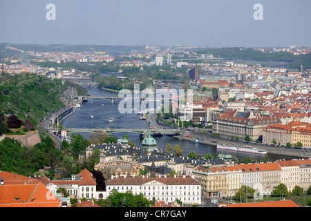 Blick über die Moldau und die Altstadt von Prag, UNESCO-Weltkulturerbe, Tschechische Republik, Europa Stockfoto