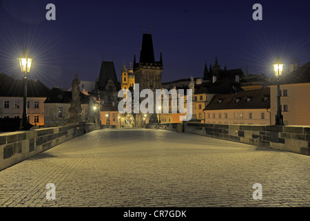 Nacht, Karlsbrücke, Kleinseite, UNESCO-Weltkulturerbe, Prag, Böhmen, Tschechische Republik, Europa Stockfoto