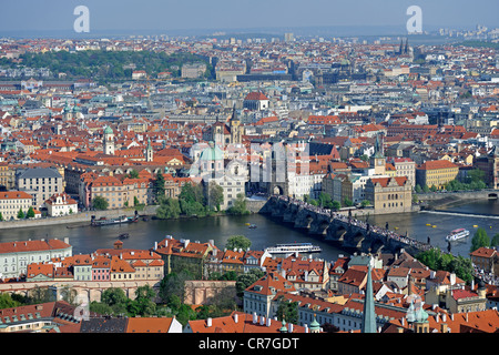 Blick über die Altstadt mit der Karlsbrücke, UNESCO-Weltkulturerbe, Prag, Tschechische Republik, Europa Stockfoto