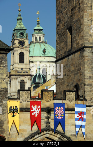 Wappen auf der Karlsbrücke entfernt, mit Blick auf die Malá Strana Bezirk, Bohemia, Prag, Tschechische Republik Stockfoto