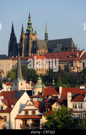 Blick über die Dächer des Stadtteils Malá Strana auf dem St. Vitus Cathedral, UNESCO-Weltkulturerbe, Prag, Böhmen Stockfoto