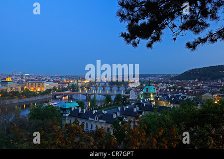 Stadtbild mit Karlsbrücke, Karluv most, in den Abend, Prag, Böhmen, Tschechische Republik, Europa Stockfoto