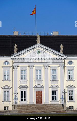 Haupteingang mit einer Fahne von Bundespräsident, Schloss Bellevue Palace, Sitz des deutschen Bundespräsidenten, Berlin Stockfoto