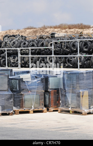 Eine bürgerliche Annehmlichkeit Website wo Wertstoffen getrennt und für das recycling entsorgt. Alte Fernseher und Reifen. Stockfoto