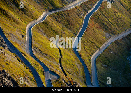 Die kurvenreiche Alpenstraße zum Stilfser Joch in Südtirol, Italien. Berühmt gemacht durch BBC Top Gear. Aufnahme am frühen Morgen. Stockfoto