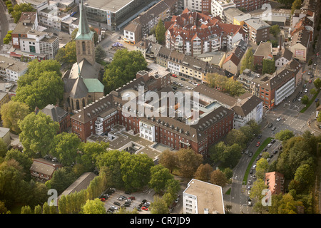 Luftaufnahme, St.-Elisabeth-Hospital, Innenstadt, neben der Gemeinde-Verwaltung der Kirche der Heiligen Peter und Paul