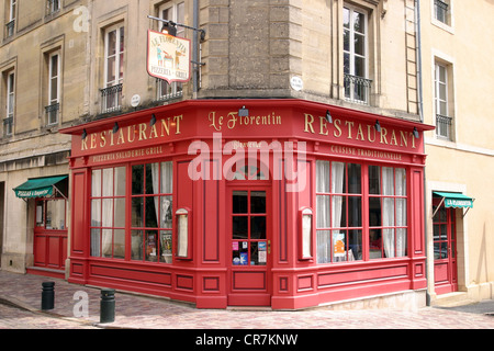 Leuchtend rote Restaurant an Straßenecke in Bayeux, Frankreich Stockfoto