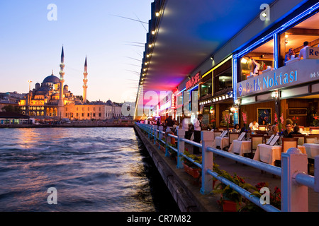 Türkei, Istanbul, Eminönü Bezirk, Restaurants und trendige Cafés unter der Galata-Brücke über das Goldene Horn-Straße, in der Stockfoto