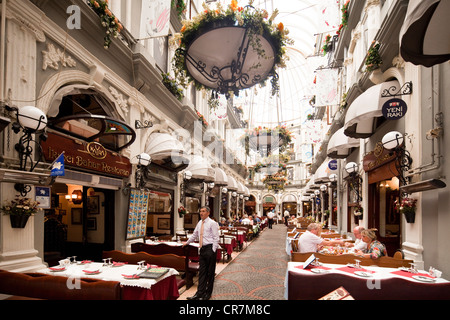 Türkei, Istanbul, Beyloglu, Taksim-Viertel, Straße Istiklal Caddesi, Cicek Pasaji (Blumen-Passage) Stockfoto
