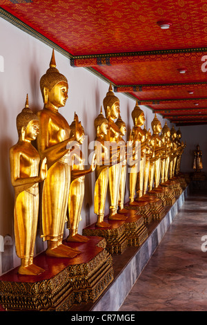 Stehende goldene Buddha Statuen. Tempel Wat Pho, Bangkok, Thailand Stockfoto