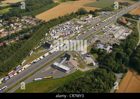 Luftbild, überfüllten Rhynern-Nord-Autobahn-Raststätte, Ruhe- und Lenkzeiten LKW Fahrer, Hamm, Ruhrgebiet Stockfoto