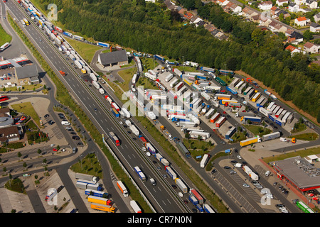 Luftbild, überfüllten Rhynern-Nord-Autobahn-Raststätte, Ruhe- und Lenkzeiten LKW Fahrer, Hamm, Ruhrgebiet Stockfoto