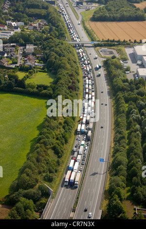 Antenne zu sehen, Verkehr, gesichert durch einen Unfall mit einem LKW was Schließung von der Autobahn, Autobahn A2 zwischen Stockfoto