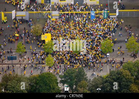 Luftaufnahme, Fans kontrolliert am Stadion Eingang, Fußballstadion Westfalenstadion, Signal Iduna Park, Dortmund Stockfoto