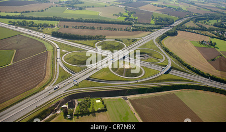 Luftbild, ADAC-Denkmal zu Ehren der gelben Engel, Künstler Alex Gockel am Kamener Kreuz, Kreuz Ausfahrt der A1 und Stockfoto