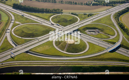 Luftbild, ADAC-Denkmal zu Ehren der gelben Engel, Künstler Alex Gockel am Kamener Kreuz, Kreuz Ausfahrt der A1 und Stockfoto