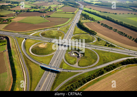 Luftbild, ADAC-Denkmal zu Ehren der gelben Engel, Künstler Alex Gockel am Kamener Kreuz, Kreuz Ausfahrt der A1 und Stockfoto