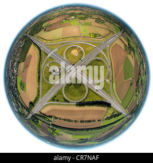 Luftaufnahme, fisheye erschossen, ADAC-Denkmal zu Ehren der gelben Engel, Künstler Alex Gockel am Kamener Kreuz, Kreuz Kreuzung Stockfoto