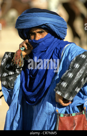 Tunesien, südlichen Region, Douz, Desert Festival, Tuareg in feierlichen Kleid auf ihrem Kamel Stockfoto