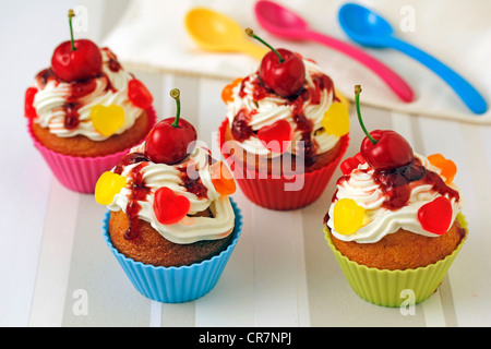 Muffins mit Kirschen. Rezept erhältlich Stockfoto