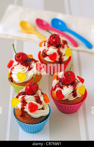 Muffins mit Kirschen. Rezept erhältlich Stockfoto