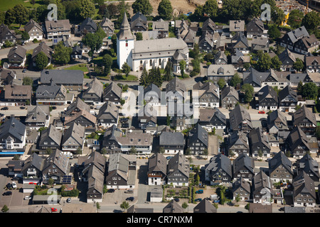 Luftaufnahme, Pfarrkirche St.Jakobus, Schiefer gedeckte Häuser, Winterberg, Sauerland, Nordrhein-Westfalen, Deutschland, Europa Stockfoto