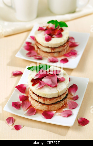 Frischkäse mit Rosen-Marmelade. Rezept erhältlich Stockfoto