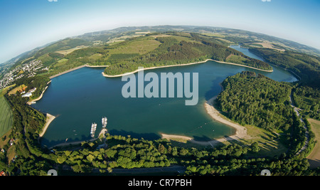 Luftaufnahme, fisheye erschossen, Stausee Hennetalsperre, Naturpark Homert Naturpark in der Nähe von Meschede, Hochsauerlandkreis Bereich Stockfoto