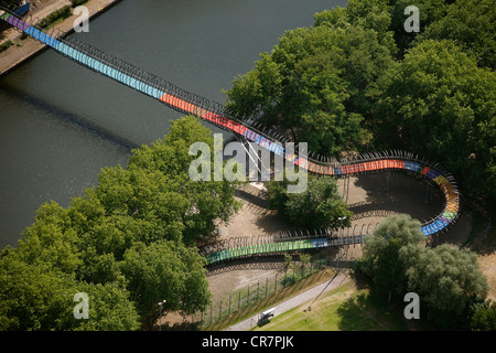 Luftaufnahme, Slinky Springs zu Ruhm, beleuchtete Skulptur von Tobias Rehberger auf Fußgänger und Fahrrad Brücke über die Stockfoto