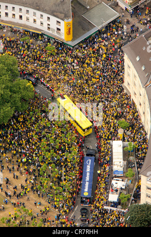 Luftaufnahme, quadratisch, Borsigplatz Autokorso um das Team des BVB, Borussia Dortmund, zu feiern, nach dem Gewinn des deutsches Stockfoto