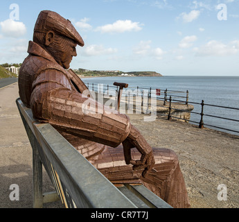 Metall-Skulptur von Freddie Gilroy und Bergen-Belsen Nachzügler durch Ray Lonsdale auf Royal Albert fahren Scarborough UK Stockfoto