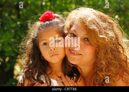 Hispanischen Mädchen und ihre Mutter Stockfoto