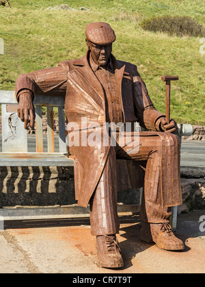 Metall-Skulptur von Freddie Gilroy und Bergen-Belsen Nachzügler durch Ray Lonsdale auf Royal Albert fahren Scarborough UK Stockfoto