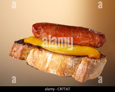 Rote Wurst und gelbe Paprika "Montadito". Montadito de Pimiento Amarillo y Chorizo. Stockfoto