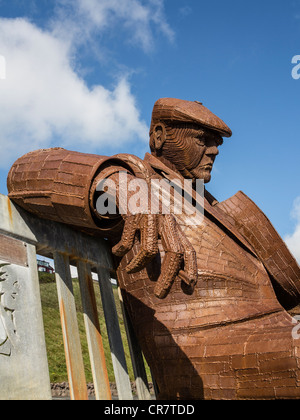 Metall-Skulptur von Freddie Gilroy und Bergen-Belsen Nachzügler durch Ray Lonsdale auf Royal Albert fahren Scarborough UK Stockfoto