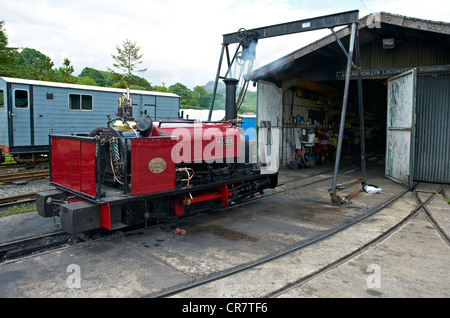 Bala Lake Railway - Schuppen mit Llanuwchllyn mit Quarry Hunslet Alice für die Arbeit vorbereitet. Stockfoto