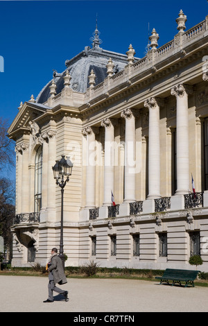 Frankreich, Paris, Person vor dem Petit Palais Stockfoto
