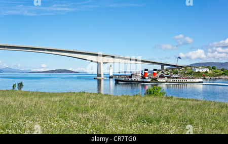 Der weltweit letzte seetüchtige Raddampfer Waverley Unterquerung der Skye Road Bridge verbindet das schottische Festland mit Skye Stockfoto
