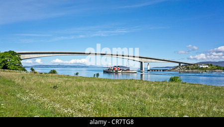 Der weltweit letzte seetüchtige Raddampfer Waverley Unterquerung der Skye Road Bridge verbindet das schottische Festland mit Skye Stockfoto