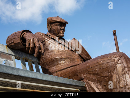 Metall-Skulptur von Freddie Gilroy und Bergen-Belsen Nachzügler durch Ray Lonsdale auf Royal Albert fahren Scarborough UK Stockfoto