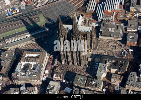 Luftaufnahme, Karnevalsumzug vor Kölner Dom, Altstadt, Köln, Rheinland, Nordrhein-Westfalen Stockfoto