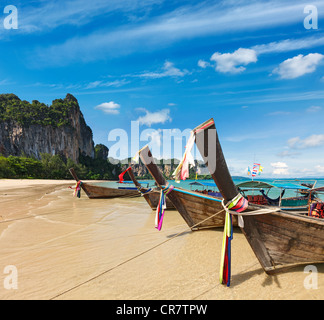 Longtailboote am tropischen Strand in Thailand Stockfoto