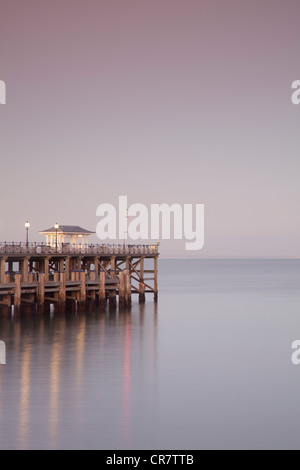 Die Pier in Swanage, Dorset, in ruhigem Wasser bei Sonnenuntergang. Stockfoto