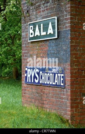 Bala Lake Railway - GWR Stil Bahnhof Namensschild und alte Anzeige Emailleschild auf Fußgängerbrücke an der Station Bala (Penybont) Stockfoto