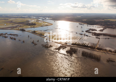 Luftaufnahme, Hitzacker auf dem Fluss Elbe, Sperrwerks, Elbe Valley Nature Park, winter Überschwemmungen, Niedersachsen, Deutschland, Europa Stockfoto