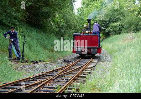 Bala Lake Railway - Motor läuft rund um die Bahn. Lok "Alice" ist ein original Quarry Hunslet. Stockfoto