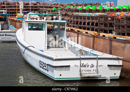 Angelboot/Fischerboot gefesselt an der Wharf am Nordkap, Prince Edward Island, Kanada. Stockfoto