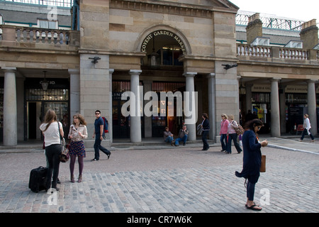 Covent Garden Markt Eingang Besucher ebnet Stockfoto