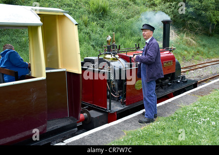 Bala Lake Railway - Bahn Haltestelle Bala (Penybont) mit Fahrer wartet sofort Form der Garde. Stockfoto